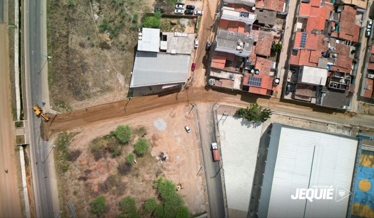 Prefeitura de Jequié inicia terraplanagem para pavimentação da via de acesso ao bairro Parque das Algarobas